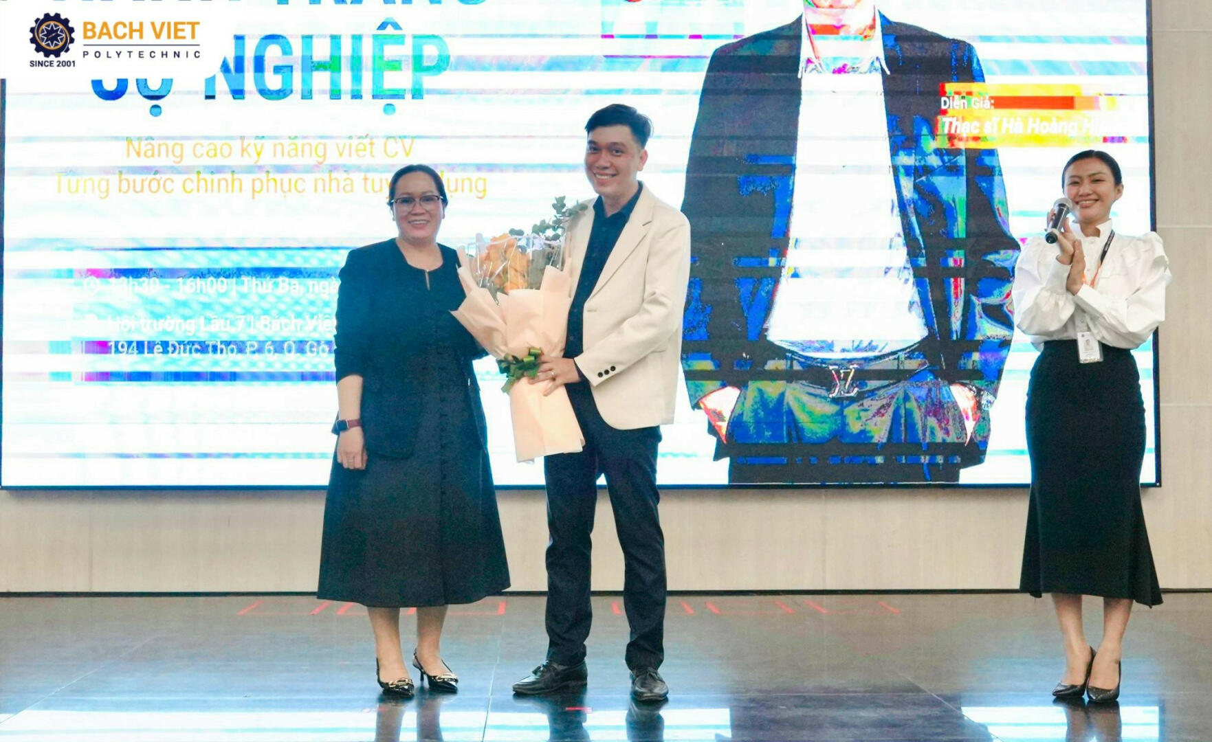 BTC trao hoa cảm ơn ThS. Hà Hoàng Hiếu với những chia sẻ hữu ích, thiết thực