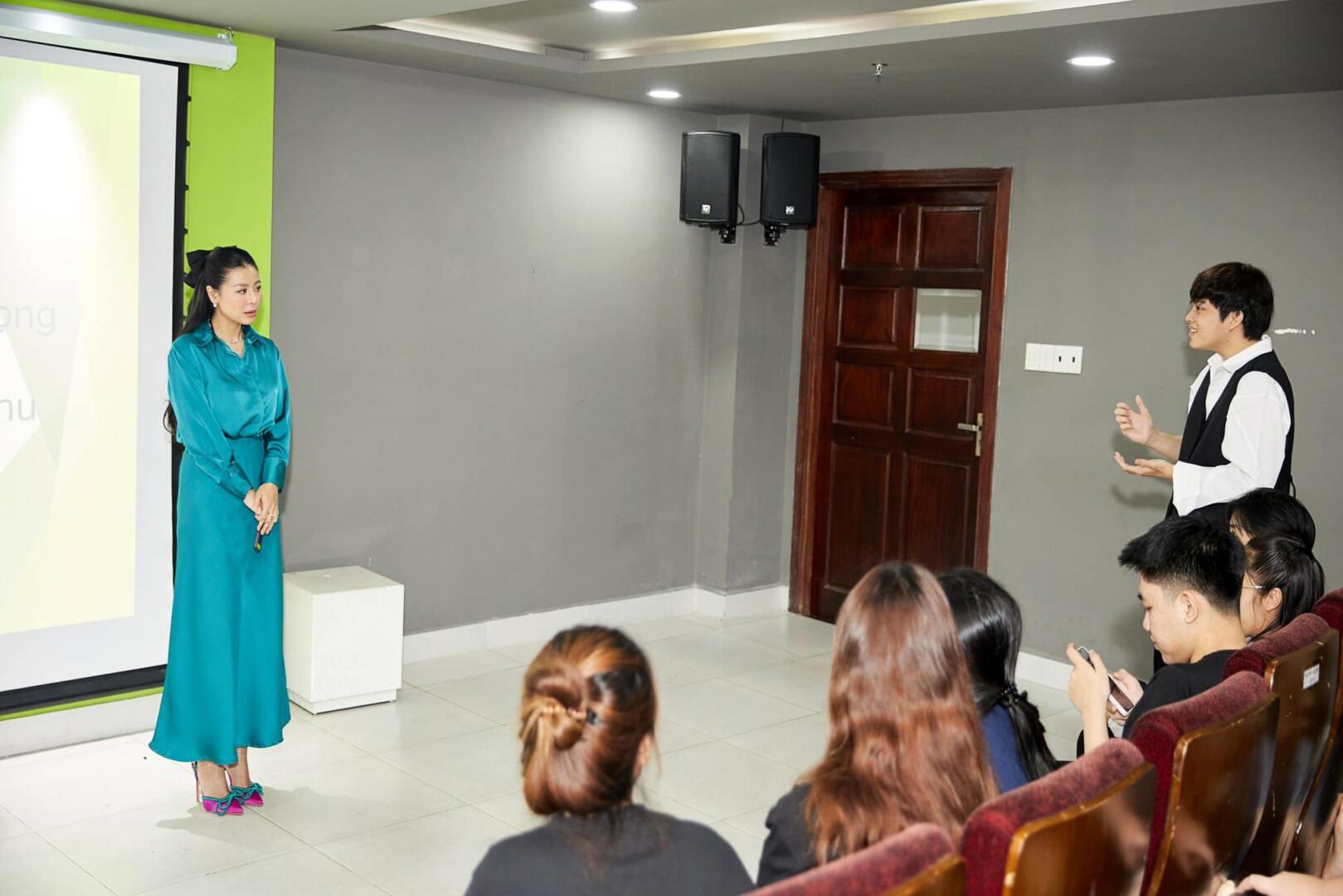 Sinh viên chuyên Ngành Quan Hệ Công Chúng của Bách Việt Polytechnic giao lưu cùng diễn viên Nam Thư