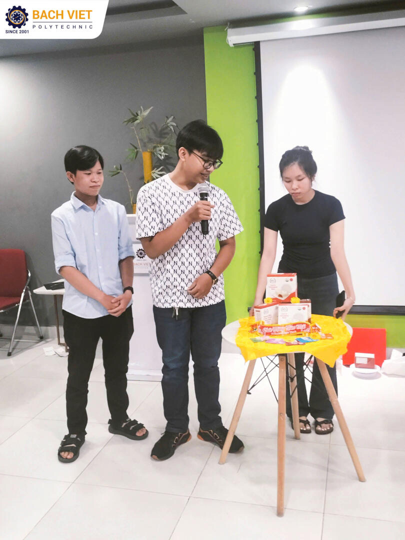 Sinh viên Khoa Kinh tế Quản trị Sáng tạo Sản phẩm Truyền thông Tết 2024 cho Doanh nghiệp