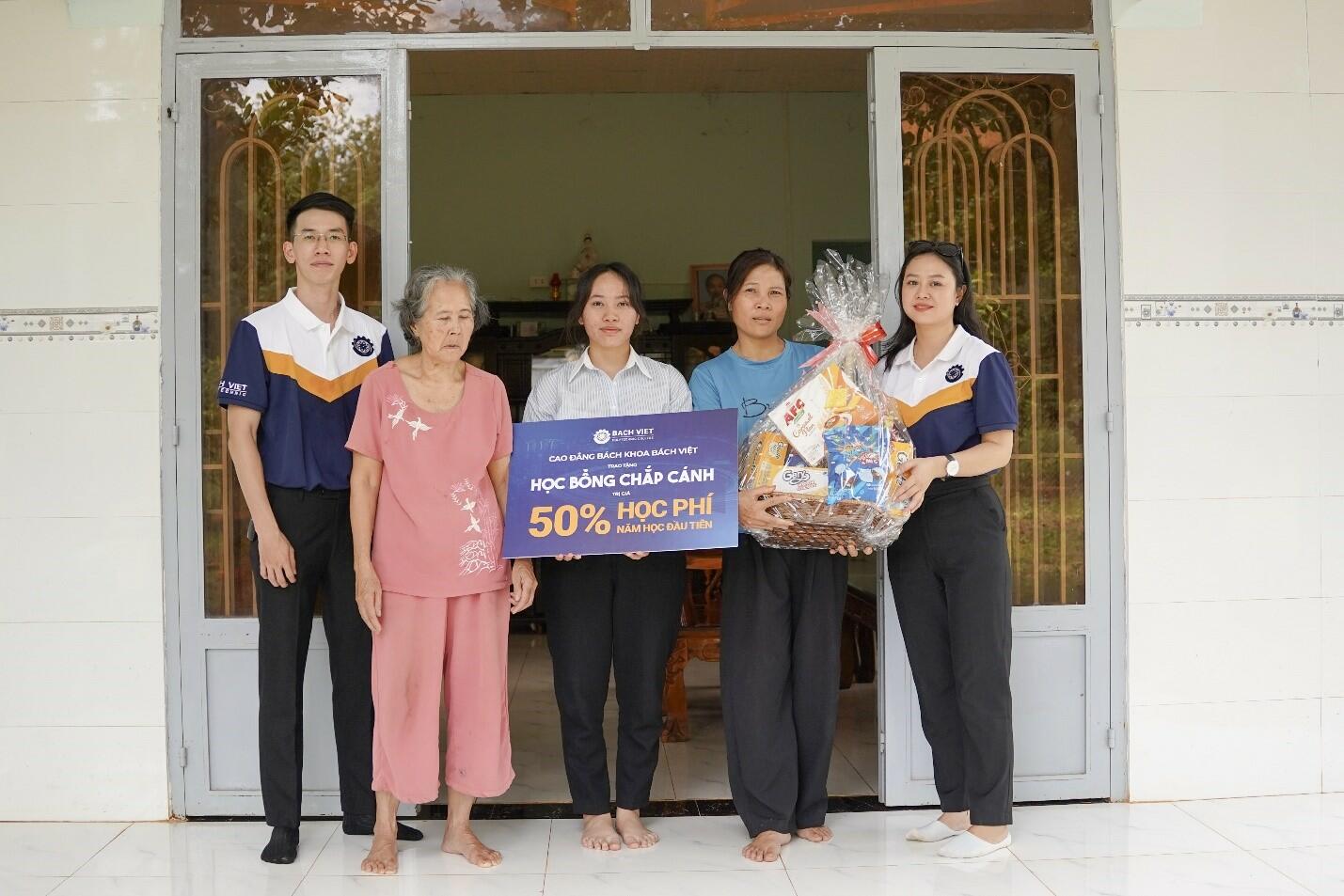 Bach Viet Polytechnic College trao học bổng ‘Chắp cánh’ vì tương lai
