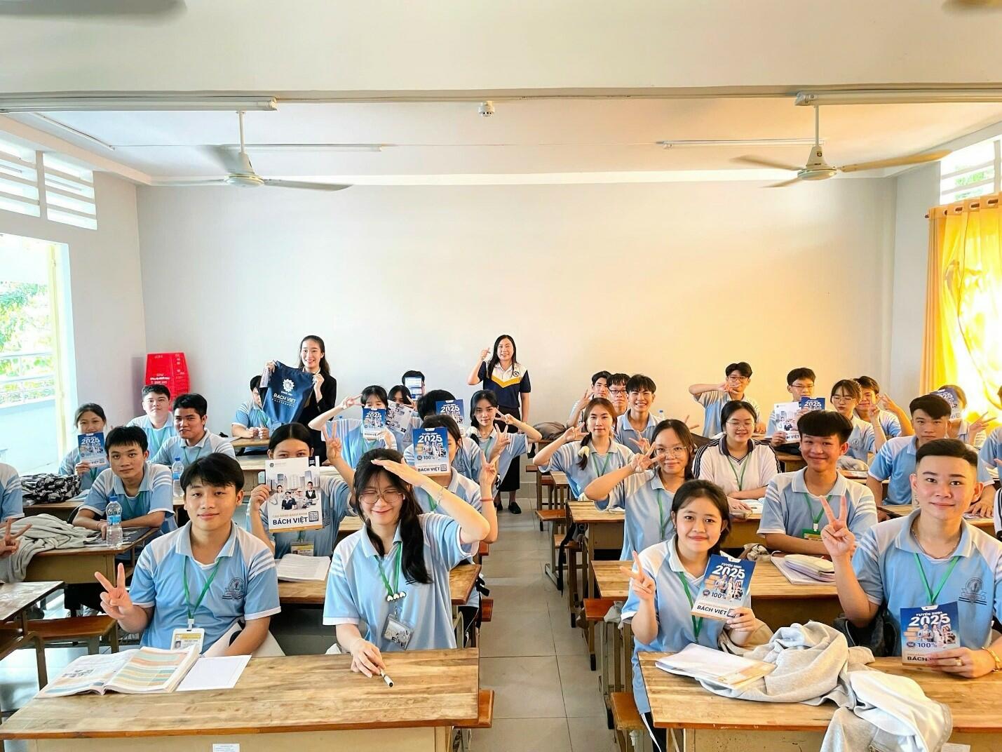 Trường CĐ Bách khoa Bách Việt tư vấn hướng nghiệp trực tiếp cho học sinh lớp 12 trường THPT Nguyễn Huệ (Tây Ninh) năm 2025