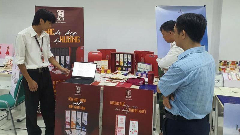 Quang Hải đang thuyết trình về những sản phẩm thiết kế thực hiện trong đồ án.