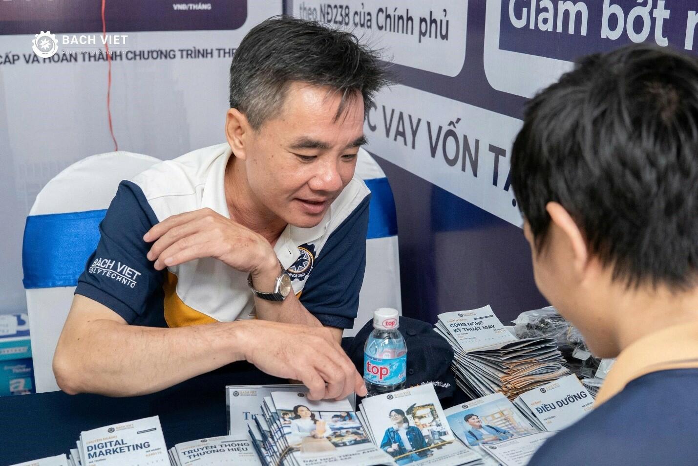 ThS Luân giải đáp thắc mắc cho học sinh quan tâm nhóm ngành Dược – Điều dưỡng