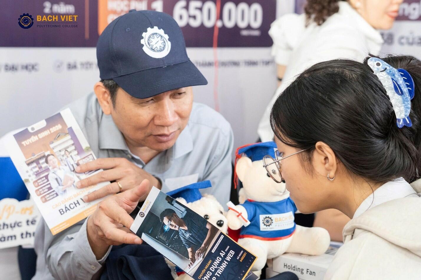 ThS Vũ Văn Đông tư vấn cho học sinh 2k8 quan tâm nhóm ngành Công nghệ