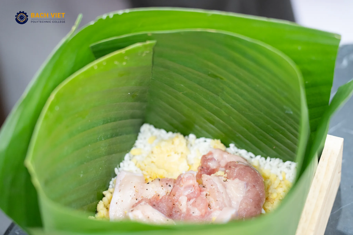 Mùi thơm từ nếp, đậu xanh và thịt heo tỏa khắp khuôn viên Bách khoa Bách Việt làm nên hương vị tết xưa.