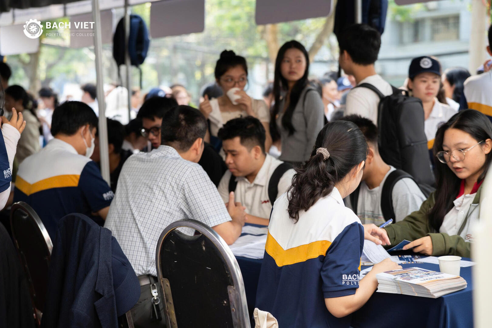 Đông đảo học sinh lơp 12 ghé gian tư vấn Bách khoa Bách Việt nghe định hướng ngành học
